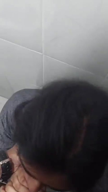 Hot Indian Teen Risky Blowjob in College Bathroom