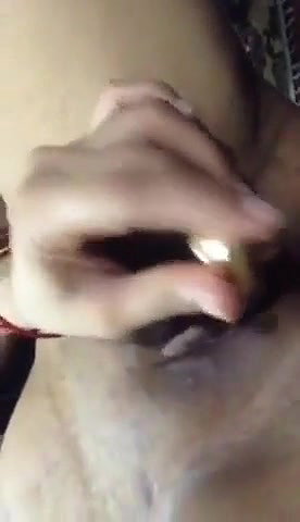 Very Horny Indian Ladki Boobs Daba Ke Pussy Rub Kar Rahi