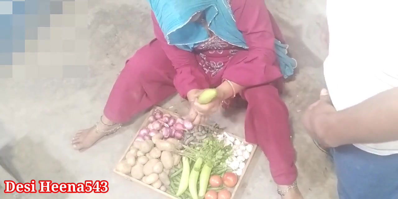 Vegetable bech rahi bhabhi ko patakar choda in clear hindi voice xxx indian desi bhabhi vegetables selling