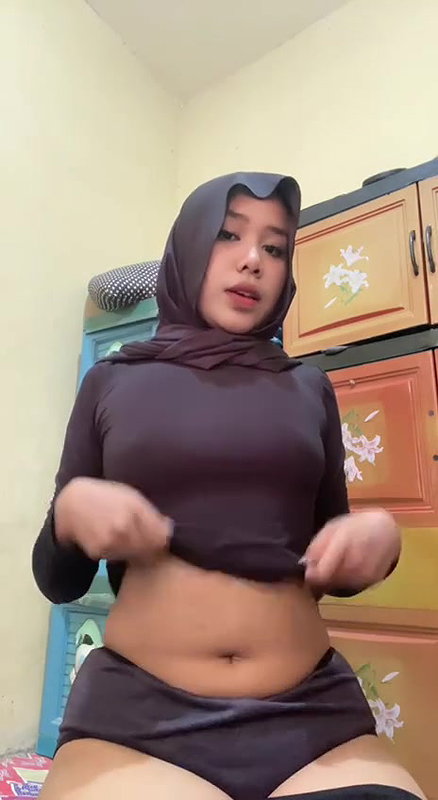 hijabi ladki ne boob dikhayi