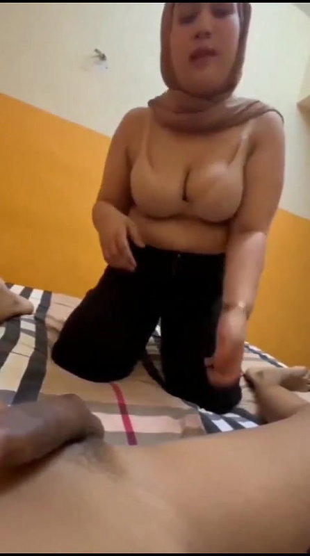 hijabi bahbhi ne lund chusi
