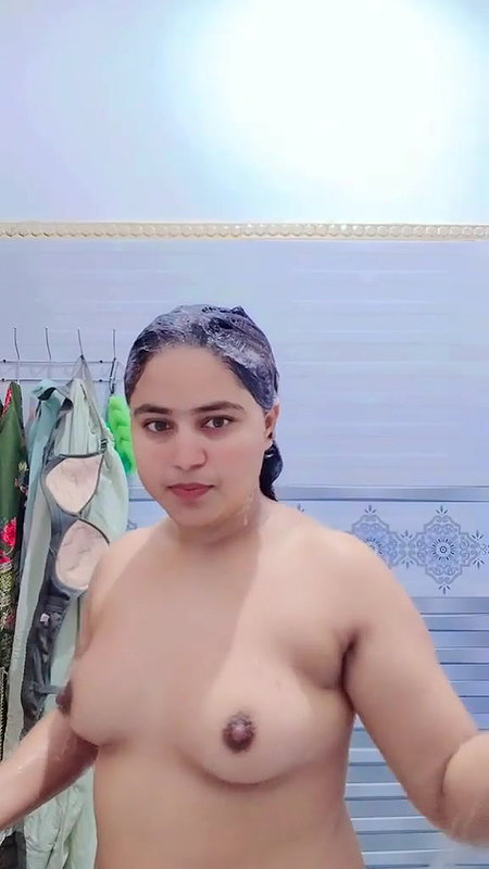 BEAUTIFUL PAKISTANI CHUBBY GIRL BATHING NUDE