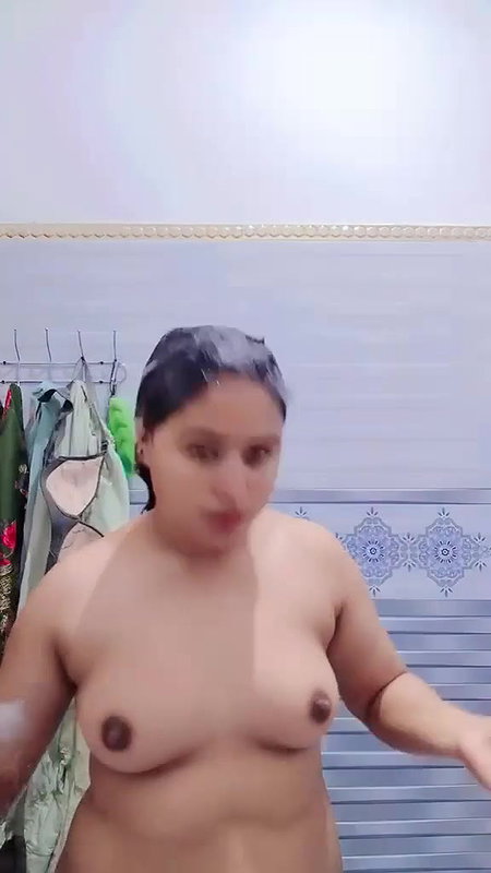 BEAUTIFUL PAKISTANI CHUBBY GIRL BATHING NUDE