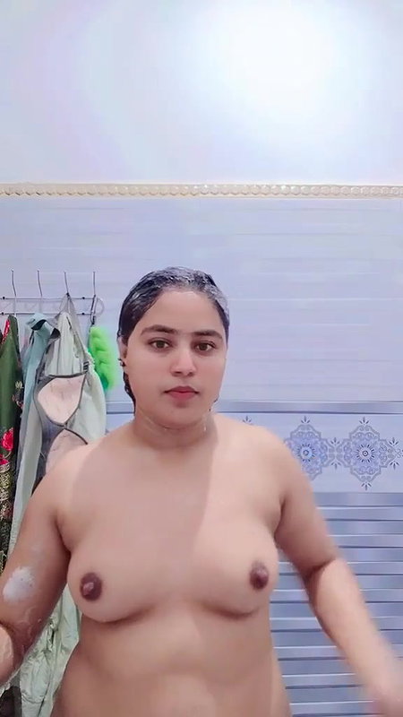 BEAUTIFUL PAKISTANI CHUBBY GIRL BATHING NUDE