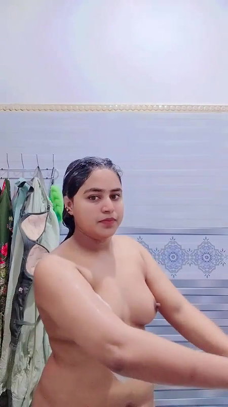 BEAUTIFUL PAKISTANI CHUBBY GIRL BATHING NUDE