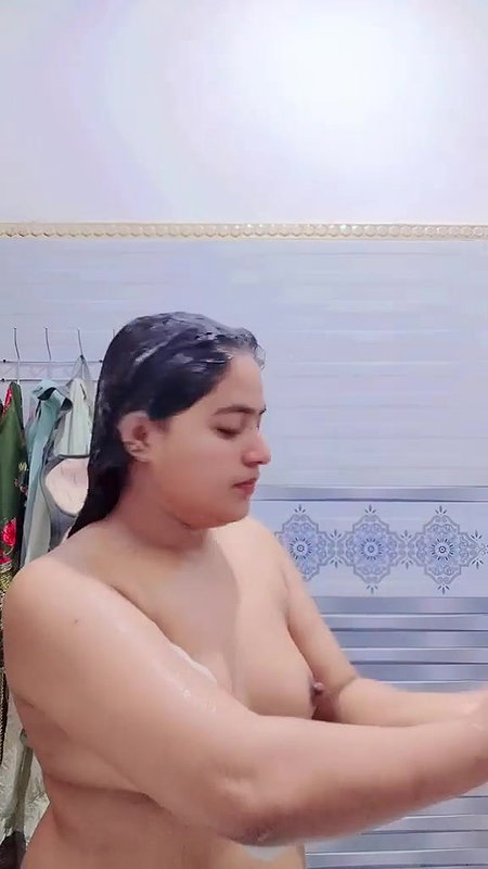 BEAUTIFUL PAKISTANI CHUBBY GIRL BATHING NUDE