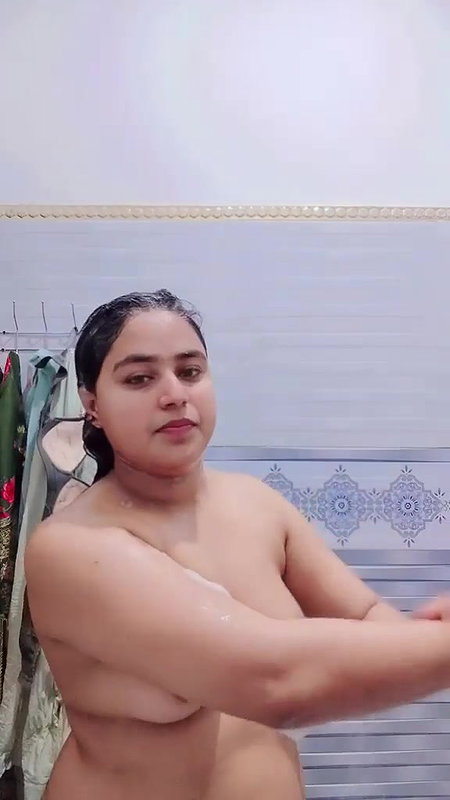 BEAUTIFUL PAKISTANI CHUBBY GIRL BATHING NUDE