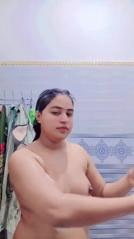 BEAUTIFUL PAKISTANI CHUBBY GIRL BATHING NUDE