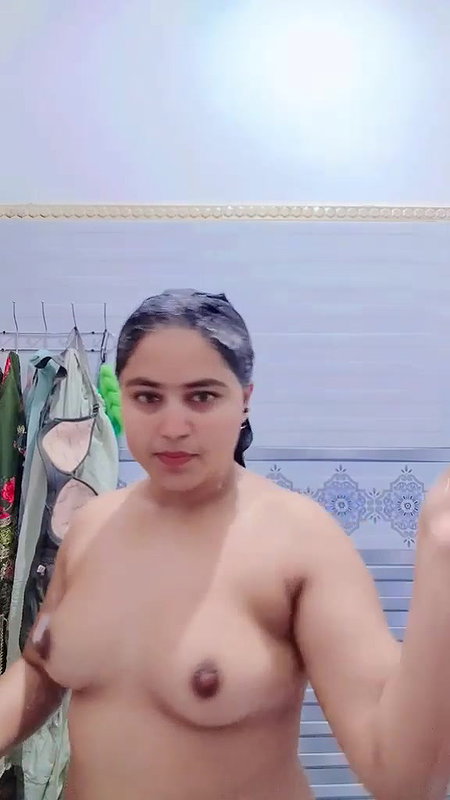 BEAUTIFUL PAKISTANI CHUBBY GIRL BATHING NUDE