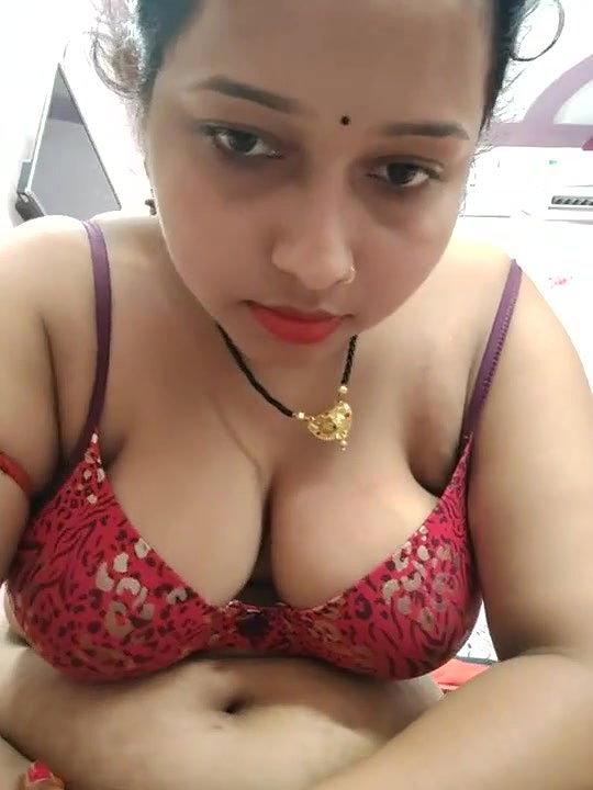 Sexy bhabhi want to show her Boobs