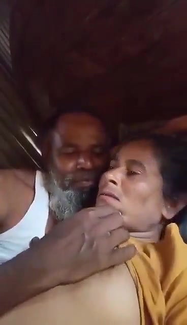 uncle sucking wife boobs in viral selfie sex clip