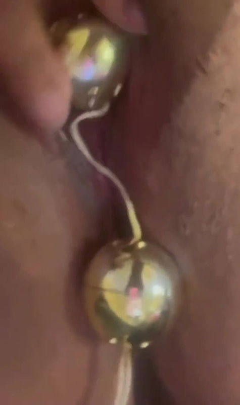 WildEnglishBBW Solo play with kegan balls