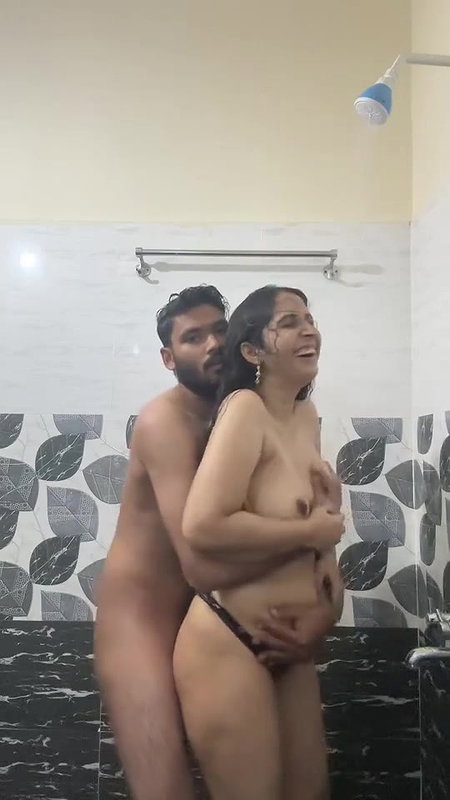 bhabhi under shower nude blowjob and viral boob press