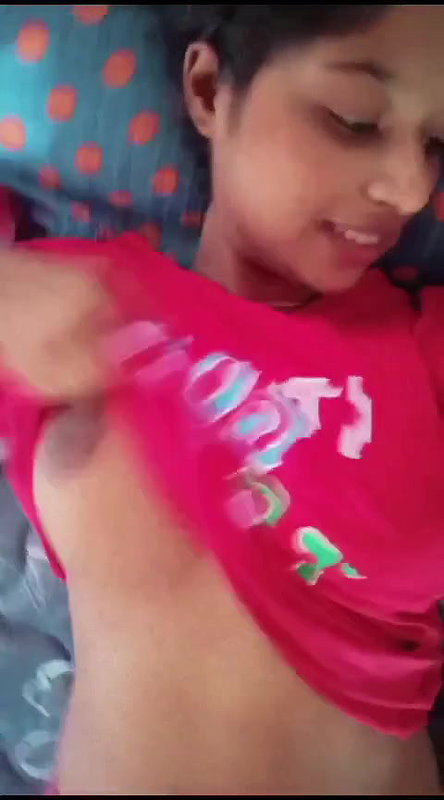 Desi girl showing her boobs