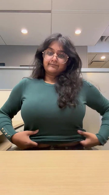 S24 camera capture sexy GF showing huge boobs viral selfie