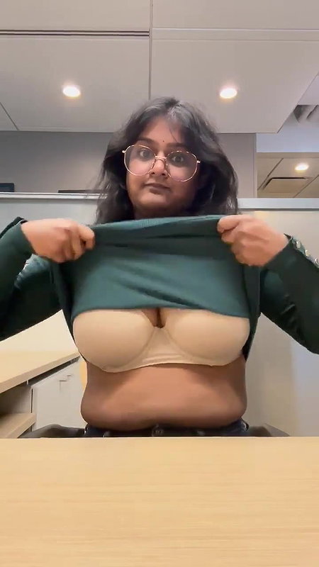 S24 camera capture sexy GF showing huge boobs viral selfie