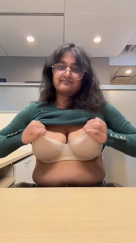 S24 camera capture sexy GF showing huge boobs viral selfie