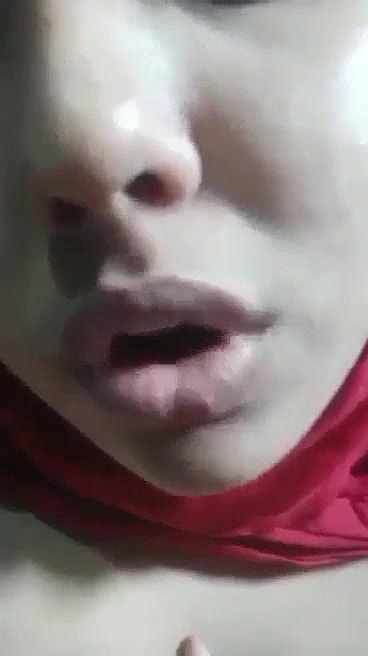 hijab girl opens bra and round boobs show on cam