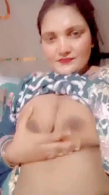 Pakistani lady selfie boobs show to impress her lover
