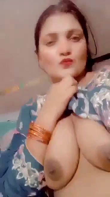 Pakistani lady selfie boobs show to impress her lover