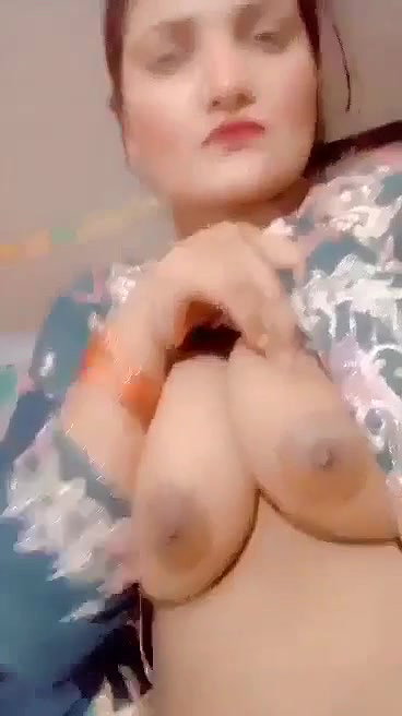 Pakistani lady selfie boobs show to impress her lover