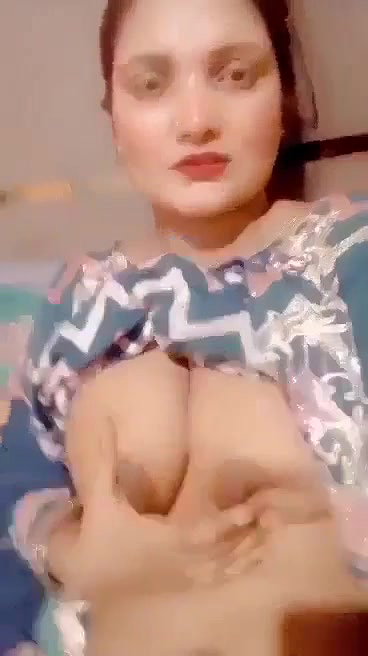 Pakistani lady selfie boobs show to impress her lover