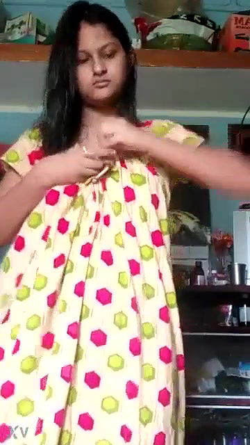 Sexy Desi girl Shows Her Boobs and Pussy