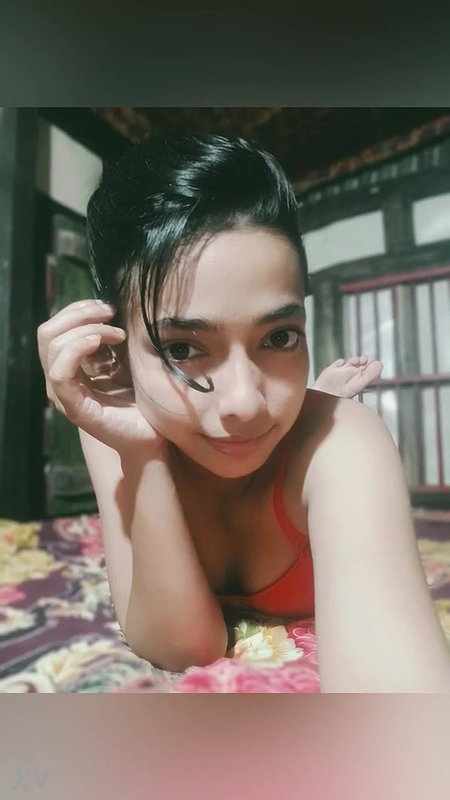 Cute Girl Shows her Boobs and Pussy