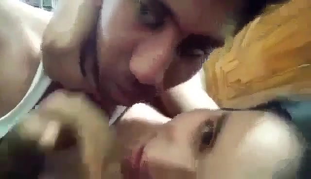 kissing Indian lovers sex foreplay viral MMS