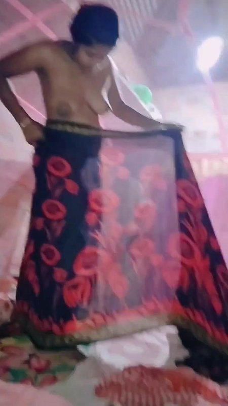 homely village wife wearing saree viral boobs show
