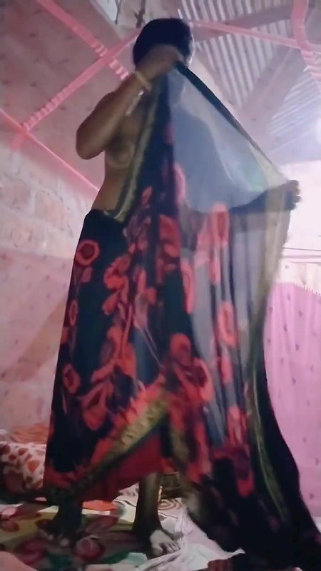 homely village wife wearing saree viral boobs show