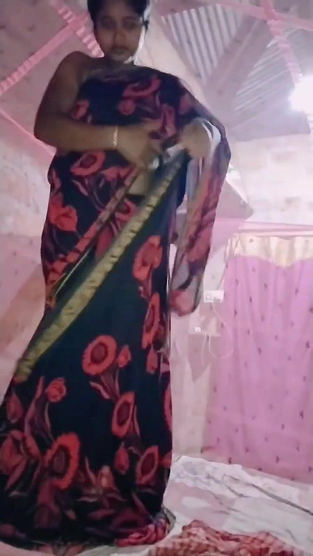 homely village wife wearing saree viral boobs show