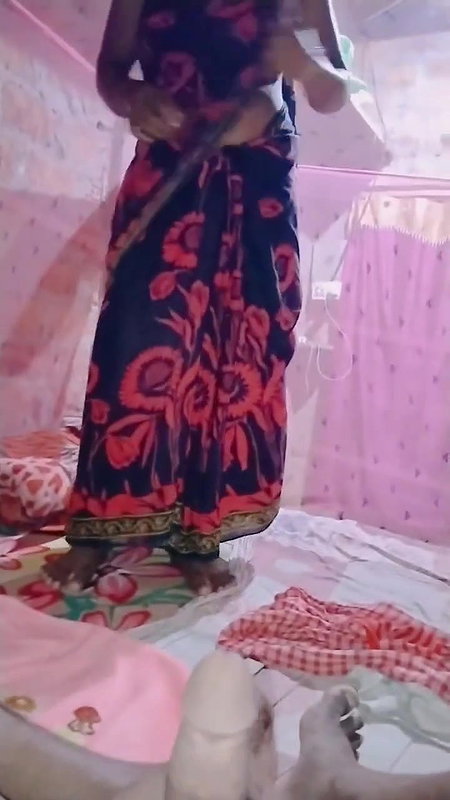 homely village wife wearing saree viral boobs show