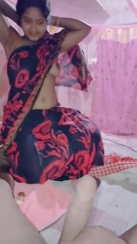 homely village wife wearing saree viral boobs show