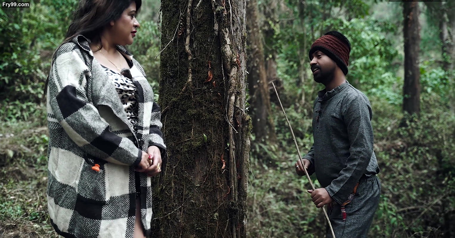 Jungle me rasta bhataki Bade Dudhwali Aurat Local Guide ke Sath Nachte huye Khub Choda Rasta Dikhane ke Bahane.