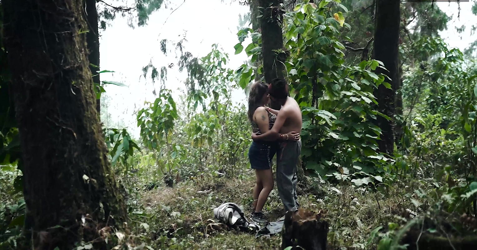 Jungle me rasta bhataki Bade Dudhwali Aurat Local Guide ke Sath Nachte huye Khub Choda Rasta Dikhane ke Bahane.