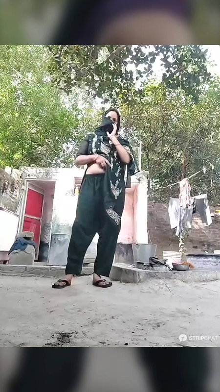 village aunty showing gaand
