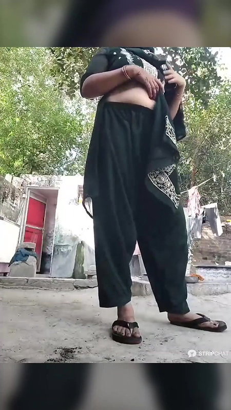village aunty showing gaand