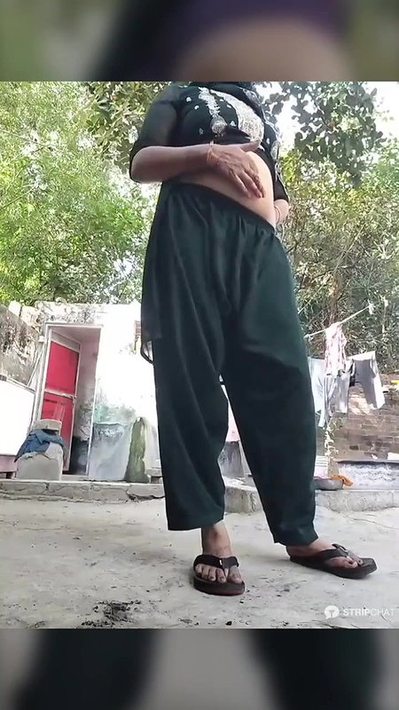 village aunty showing gaand