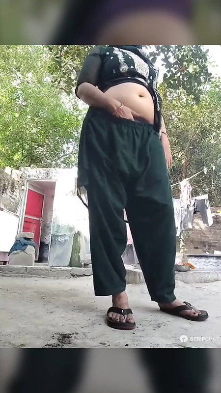village aunty showing gaand