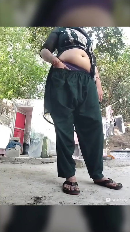 village aunty showing gaand