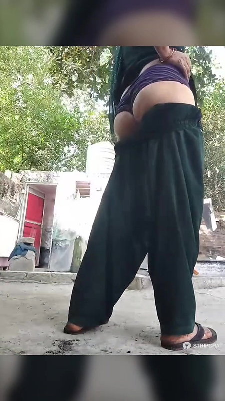 village aunty showing gaand