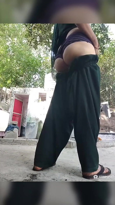 village aunty showing gaand
