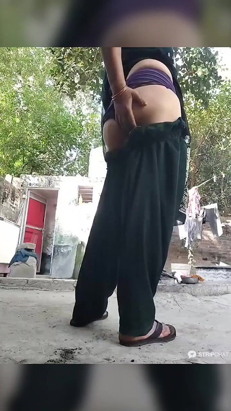 village aunty showing gaand