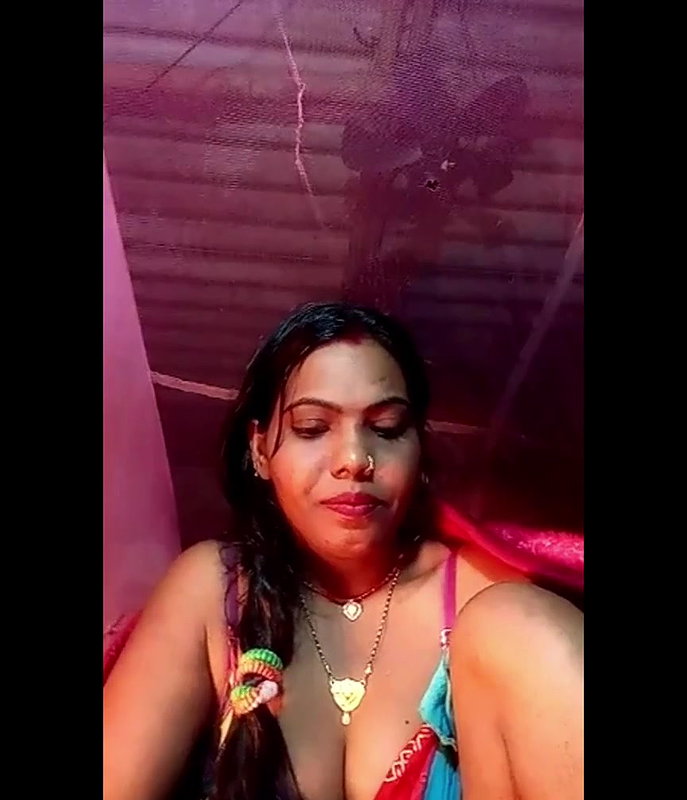Hot wife Face Showing And Boobs