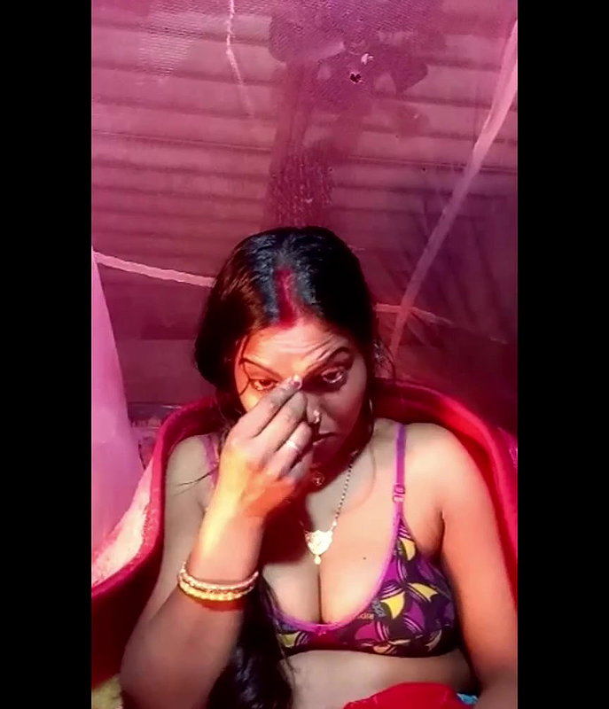 Hot wife Face Showing And Boobs