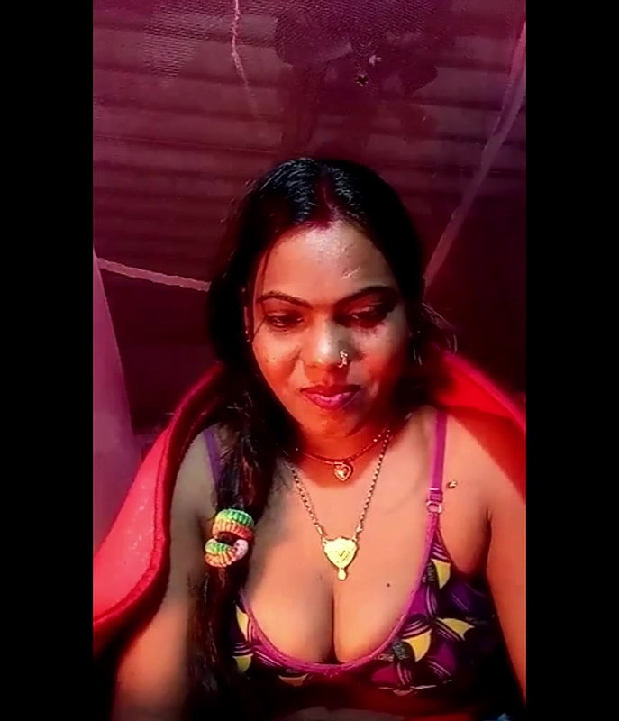 Hot wife Face Showing And Boobs
