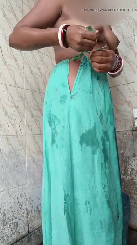 Aunty bathing but husband blured her face