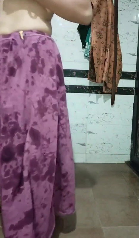 Desi aunty bathing 2