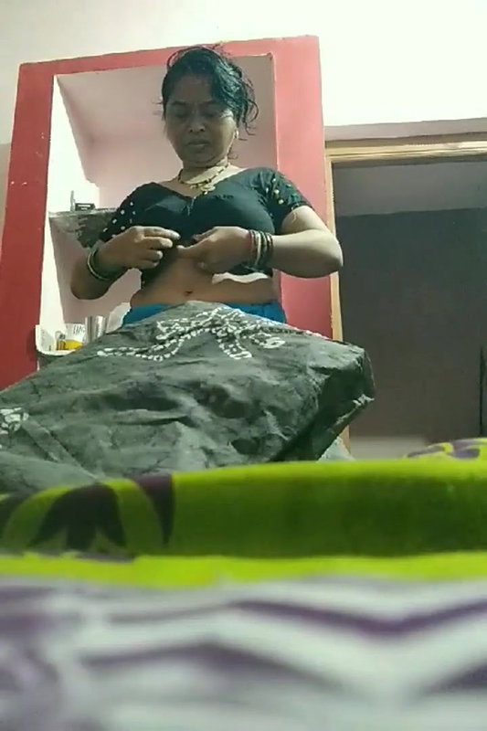 Mom saree change son record